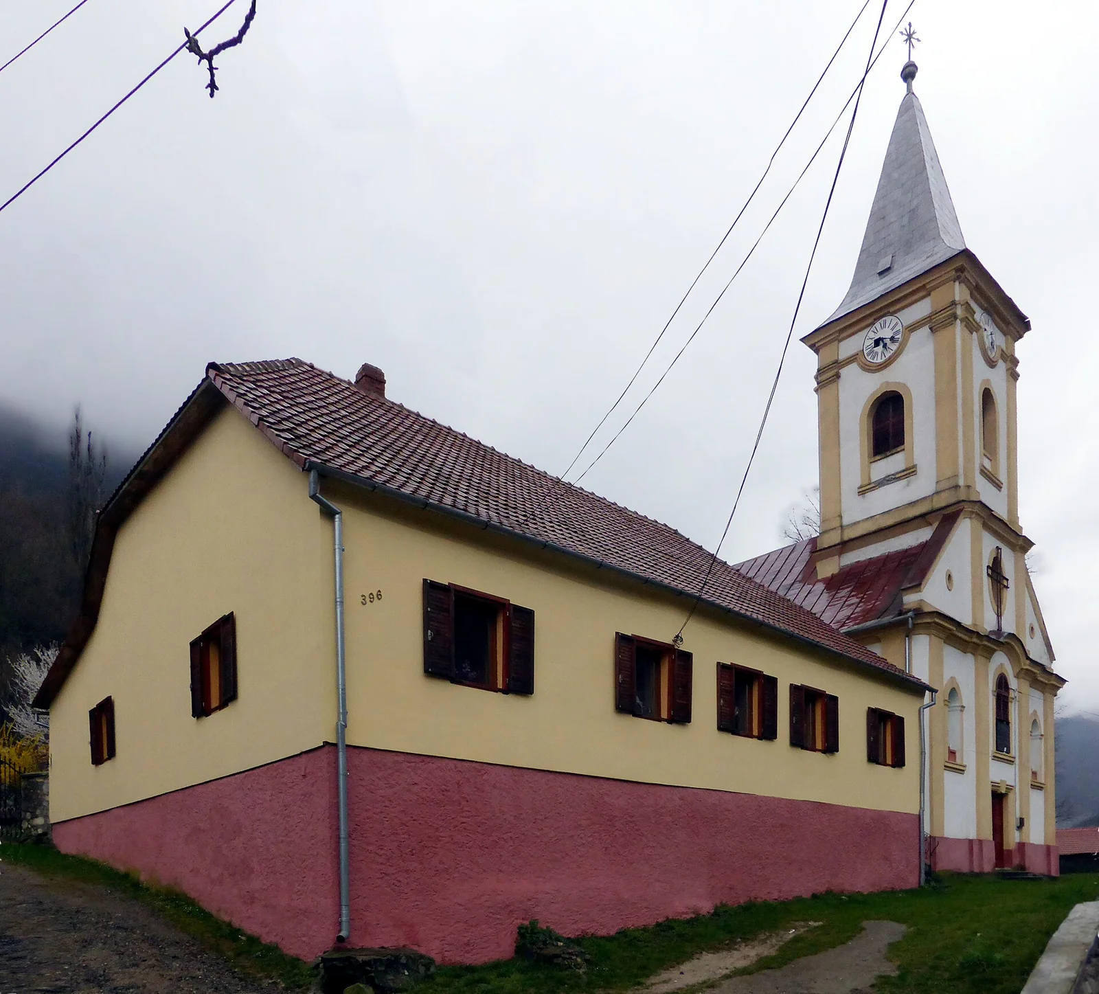Biserica romano-catolică din Sasca Montană · altă perspectivă