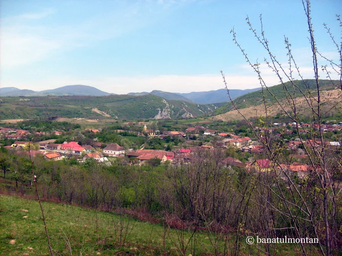 Panoramă a satului Sasca Română · fotografie publicată în 2012
